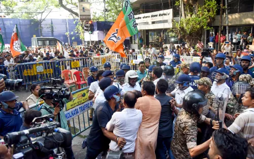 कोलकाता में बीजेपी, टीएमसी कार्यकर्ताओं के बीच झड़प