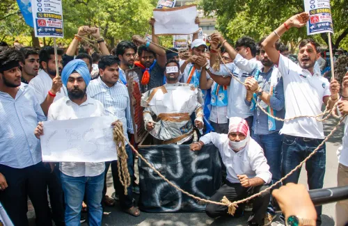 CBSE मुख्यालय के बाहर NSUI का विरोध प्रदर्शन