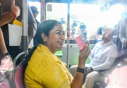 ITO मेट्रो स्टेशन पर मेट्रो कार्ड के साथ CM रेखा गुप्ता