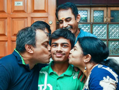 बेंगलुरु: SSLC टॉपर धनुष सुधीर मैसूर ने पूर्ण अंक प्राप्त कर मनाया जश्न