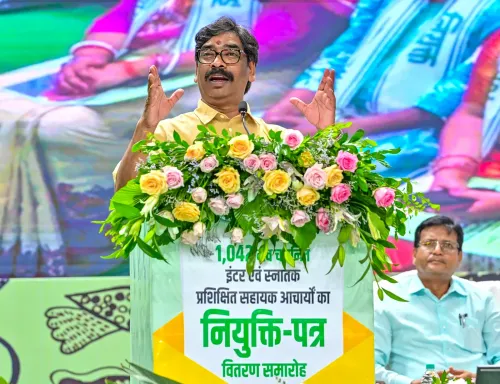 हेमंत सोरेन का तना भगत स्टेडियम में शिक्षकों को संबोधन