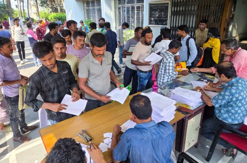 मुर्शिदाबाद: मतदाता सूची जारी होने के बाद न्यायालय में भीड़