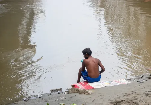 New Delhi: Yamuna water level rises near Old Iron Bridge