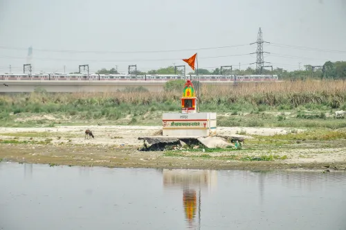 New Delhi: Life Along the Yamuna River Amid Summer Heat
