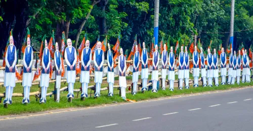 मोदी के पोस्टर सजाए जा रहे हैं सड़कों पर