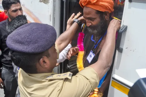 पुलिसकर्मी ने किया तीर्थयात्री का स्वागत — अमरनाथ यात्रा 2026