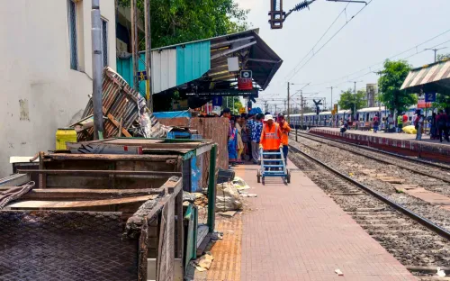दम दम स्टेशन क्षेत्र: अतिक्रमण हटने के बाद का नज़ारा