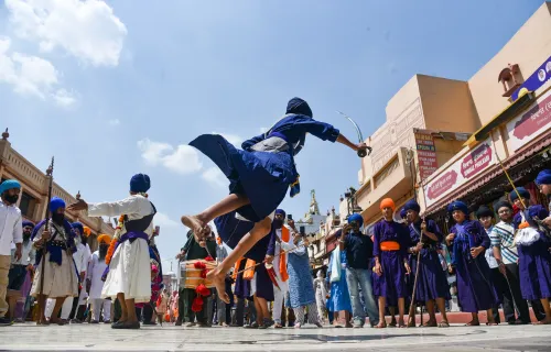 अमृतसर: श्रद्धालु गुरु तेग बहादुर की जयंती की पूर्व संध्या मनाते हैं