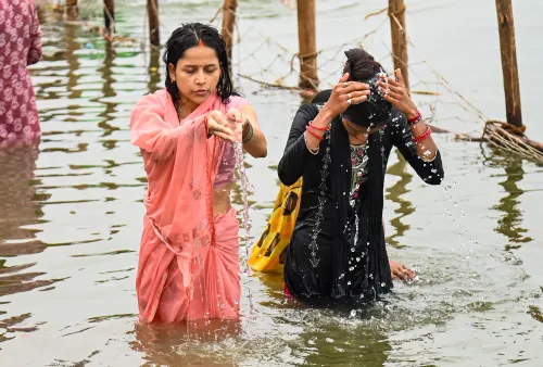 पाटना में चैत छठ के दौरान भक्त पूजा करते हैं