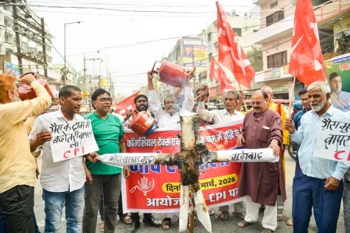 पटना: सीपीआई का एलपीजी मूल्य वृद्धि के विरोध में प्रदर्शन