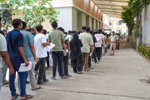 पटना: NEET UG पुनः परीक्षा से पहले केंद्र के बाहर लंबी कतार