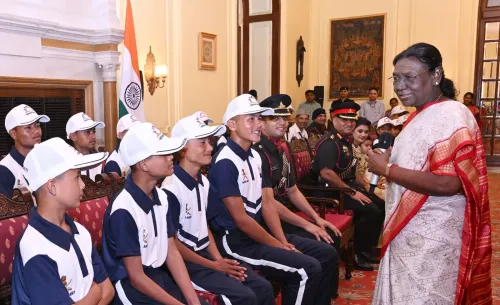 New Delhi: Droupadi Murmu meets students from Uttarakhand border villages