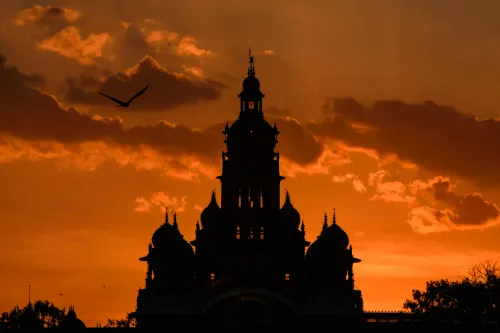 मैसूर महल के पीछे सुनहरी सूर्यास्त
