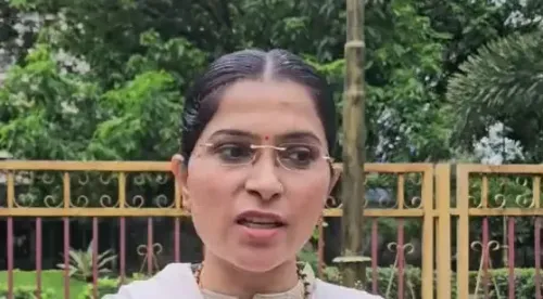 क्या अयोध्या पौल ने निरहुआ पर सही जवाब दिया?
