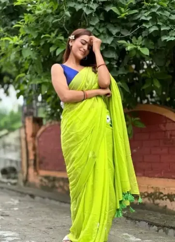 बालों में फूल लगाकर शर्माई अक्षरा सिंह, ट्रेडिशनल अवतार से जीता फैंस का दिल