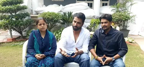 क्या सोनू सूद अपनी बहन के साथ बाढ़ पीड़ितों की मदद के लिए पंजाब पहुंचे?