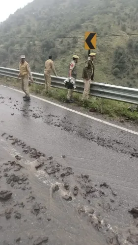 क्या डोडा पुलिस ने भारी बारिश और भूस्खलन के कारण यातायात बंद किया?