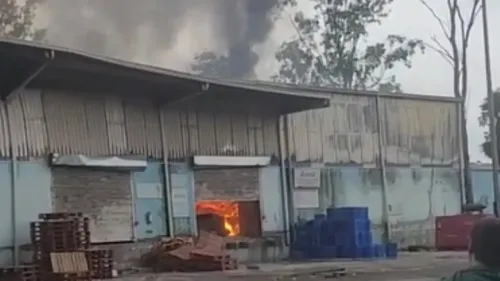 क्या जमशेदपुर के अमूल दूध गोदाम में लगी आग ने सब कुछ खाक कर दिया?