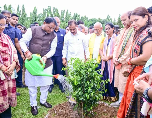 क्या ओडिशा के सीएम माझी ने 'एक पेड़ मां के नाम' अभियान के साथ वन महोत्सव का शुभारंभ किया?