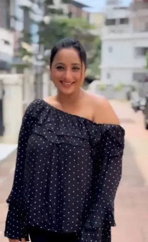 क्या रानी चटर्जी के स्टाइलिश पोज और अक्षरा सिंह की शायराना सोच ने फैंस को दीवाना कर दिया?