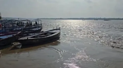 क्या वाराणसी में गंगा का जलस्तर बढ़ने से धार्मिक गतिविधियाँ प्रभावित हो रही हैं?