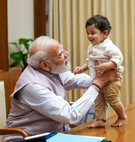 सेवा तीर्थ में PM मोदी और नन्हे बच्चों की मुलाकात