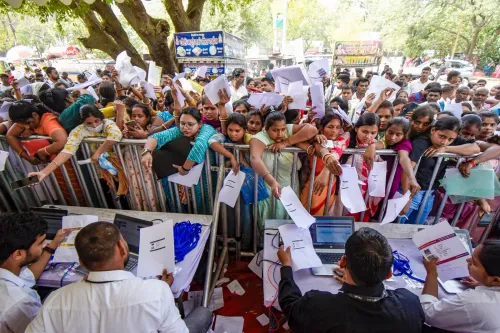 गयान भवन में उमड़े नौकरी के इच्छुक युवा