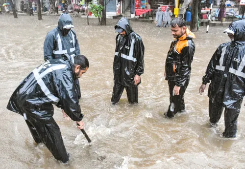 सूरत: नगर निगम कर्मी जलभराव में बंद नाले साफ करते हुए