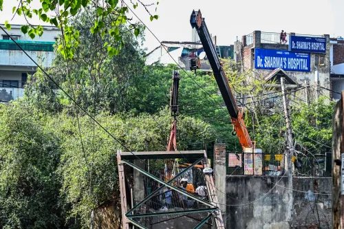 नई दिल्ली: रूप नगर में फुटपाथ का ढहना