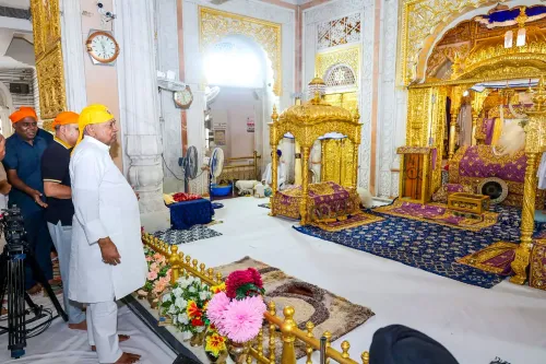 Patna: Nitish Kumar offers prayers at Shri Hari Mandir