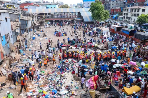 Mumbai: Western Railway conducts anti-encroachment drive in Bandra East