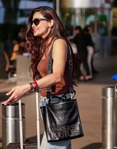 मुंबई: एयरपोर्ट पर देखी गईं डेज़ी शाह