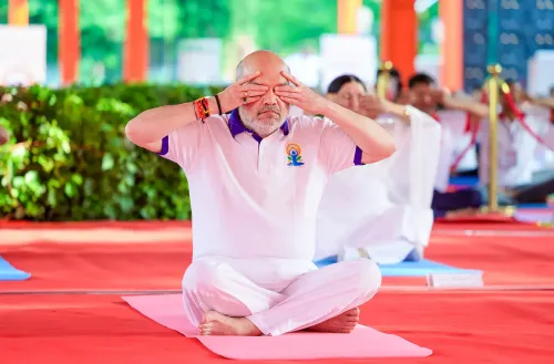 गृह मंत्री अमित शाह का अहमदाबाद में योगाभ्यास