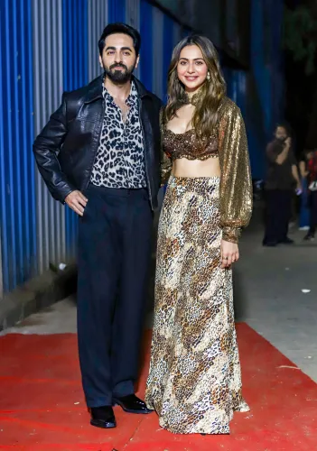 मुंबई: 'पति पत्नी और वो दो' के गाने की शूटिंग के सेट पर सितारे देखे गए