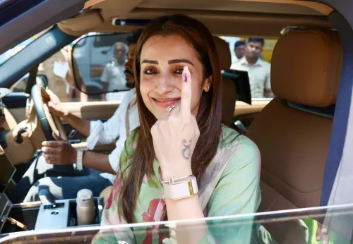 अभिनेत्री त्रिशा कृष्णन ने चेन्नई के सेंट फ्रांसिस जेवियर मिडिल स्कूल में डाला वोट