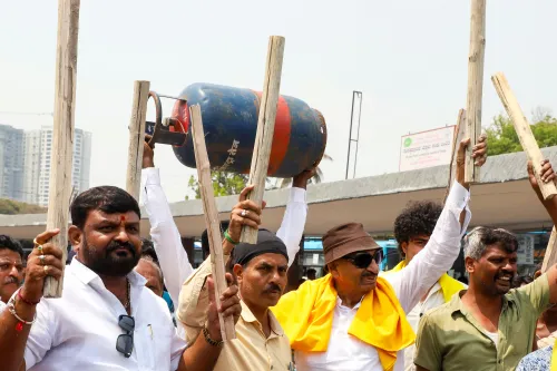 Bengaluru: Protests by Kannada Chaluvali Vatal Paksha Regarding LPG Scarcity