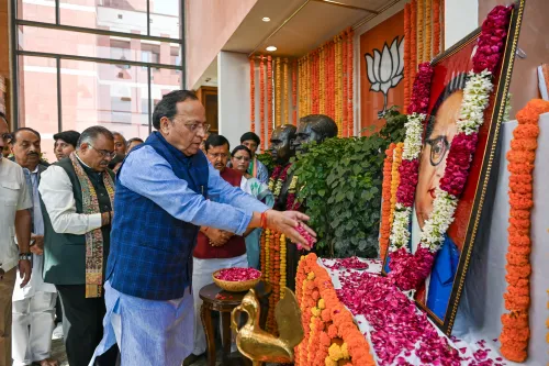 नई दिल्ली: बीजेपी मुख्यालय में बी.आर. अंबेडकर की श्रद्धांजलि