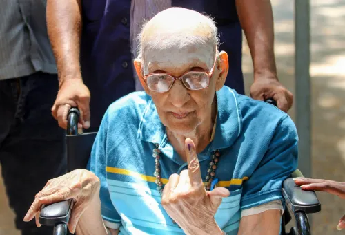 चेन्नई में 2026 तमिलनाडु विधानसभा चुनाव के दौरान मतदाताओं ने डाले वोट