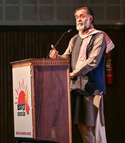 बेंगलुरु: योगेंद्र यादव ने SIR परिणामों पर बैठक को संबोधित किया