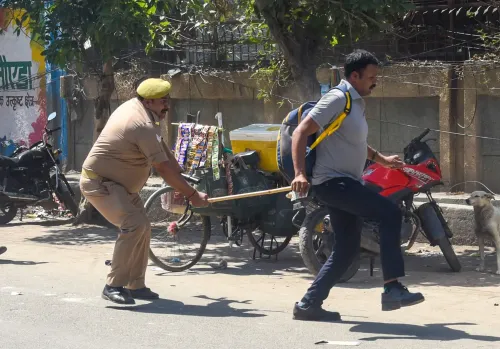 कारखाना श्रमिकों द्वारा कम वेतन के खिलाफ विशाल विरोध प्रदर्शन