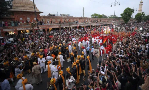 तीज पर्व: जयपुर के त्रिपोलिया गेट से निकली माँ पार्वती की शोभायात्रा