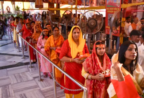 पटना: राम नवमी पर महावीर मंदिर में श्रद्धालुओं की भीड़