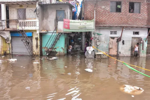 सूरत के लिंबायत में बाढ़ का पानी घरों में घुसा