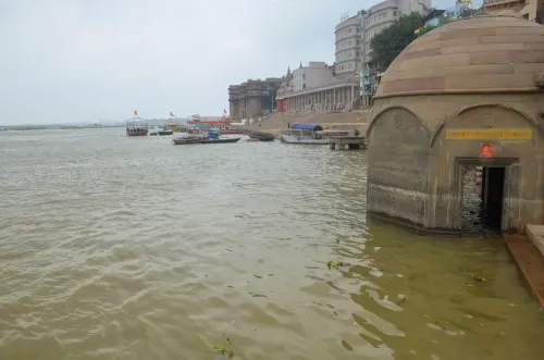 वाराणसी के घाट पर गंगा का पानी, मंदिर में प्रवेश