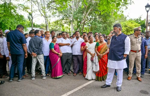 'कृष्णा' कार्यालय में किसान नेताओं से मिले कर्नाटक CM शिवकुमार