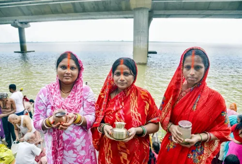 गुरु पूर्णिमा पर पटना के गंगा घाट पर श्रद्धालुओं का जमावड़ा