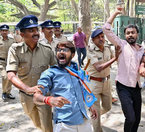 बेंगलुरु: एनएसयूआई के सदस्यों को कथित एलपीजी संकट के खिलाफ प्रदर्शन के दौरान हिरासत में लिया गया