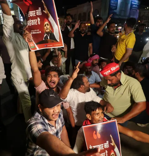 दिल्ली में अखिलेश की हिरासत, लखनऊ में सपा का विरोध