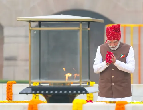 New Delhi: PM Modi pays floral tributes at Rajghat