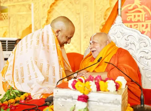 रामभद्राचार्य से आशीर्वाद लेते योगी आदित्यनाथ